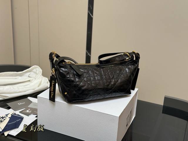 牛皮 配盒 Size：28.13Cm 迪奥 新品抢先看Hobo 谁能顶得住 超绝松弛感Hob包型 新款D-Journey率性优雅