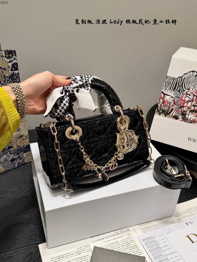 漆皮 礼盒包装 复刻版 带挂件！双肩带 迪奥 Dior Lady横版链条漆皮戴妃包 搭配徽章链条装饰 甜妹辣妹.都能Hold住 经典黑色百搭又大气 同时包包也不