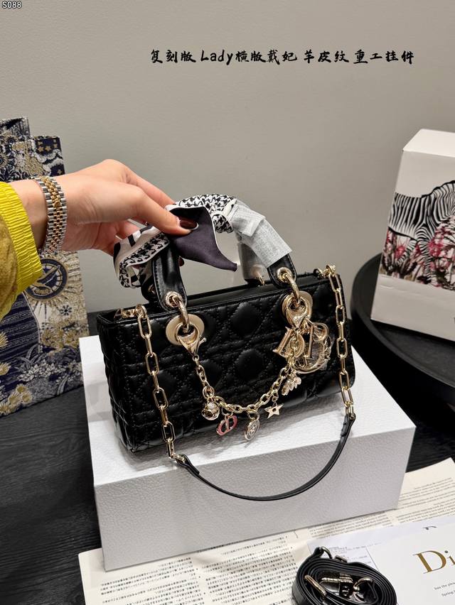 礼盒包装 复刻版 带挂件！双肩带 迪奥 Dior Lady横版链条戴妃包 搭配徽章链条装饰 甜妹辣妹.都能Hold住 经典黑色百搭又大气 同时包包也不仅仅只有低