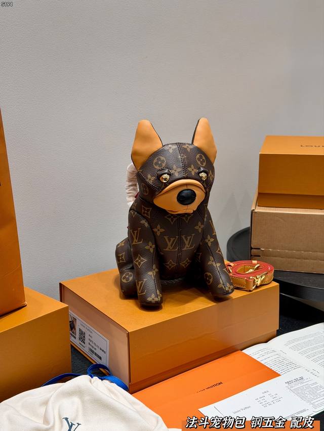 礼盒包装 复刻版 全钢五金! Lv法斗宠物包是路易威登推出的宠物系列,采用经典 Monogram老花帆布+牛皮细节,法斗造型超可爱,辨识度满分计。尺寸适中,适合 礼盒包装 复刻版 全钢五金! Lv法斗宠物包是路易威登推出的宠物系列,采用经典 Monogram老花帆布+牛皮细节,法斗造型超可爱,辨识度满分计。尺寸适中,适合