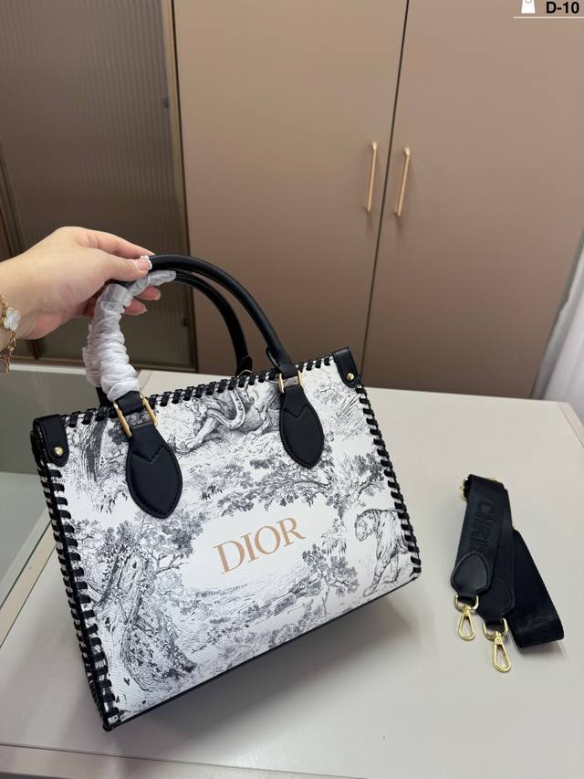 D-10尺寸28×22 Dior迪奥秋冬新款托特包手提包 简洁配色 还透着酷酷的腔调 又A又飒 轻松驾驭各种风格