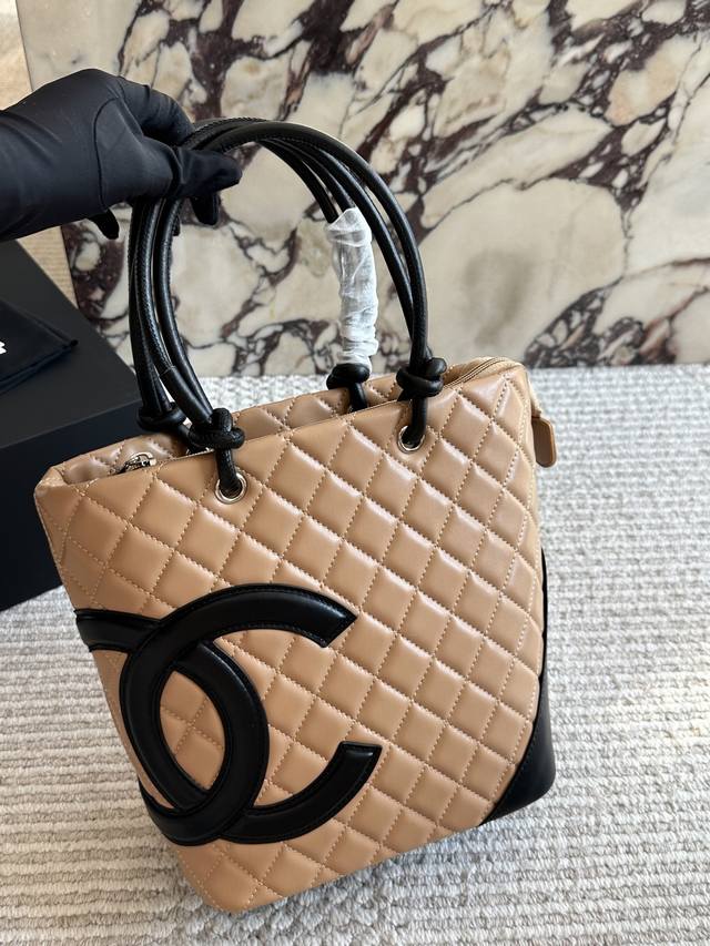 配盒 Size:21*24Cm 小香家 熊猫康鹏菜篮子 经典黑白熊猫配色太好看了 高级Feel满满 不管日常通勤喝下午茶拎它出门再合适不过啦! 配盒 Size:21*24Cm 小香家 熊猫康鹏菜篮子 经典黑白熊猫配色太好看了 高级Feel满满 不管日常通勤喝下午茶拎它出门再合适不过啦!