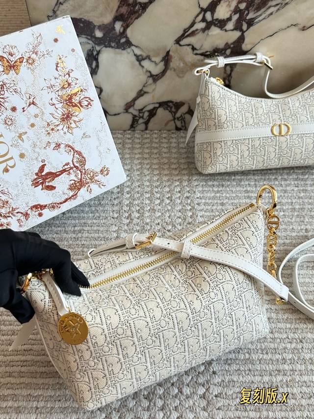 配盒 Size:22底宽*15Cm D家 Nomad新品饭盒包 背出去被夸爆的Hobo饭盒包 可以实现一包多用啦 赠送加长肩带! 腋下斜挎 配盒 Size:22底宽*15Cm D家 Nomad新品饭盒包 背出去被夸爆的Hobo饭盒包 可以实现一包多用啦 赠送加长肩带! 腋下斜挎