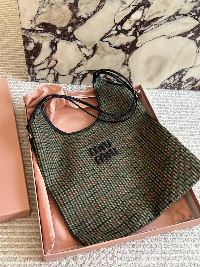 Miumiu购物袋 时髦精儿的秋冬选择~托特包Ivy秋冬美美的 这一季Miu也太哇塞了吧 M限定款 浮雕 Tote托特包口 这种单肩大包已成为潮流 不管是背着还 Miumiu购物袋 时髦精儿的秋冬选择~托特包Ivy秋冬美美的 这一季Miu也太哇塞了吧 M限定款 浮雕 Tote托特包口 这种单肩大包已成为潮流 不管是背着还