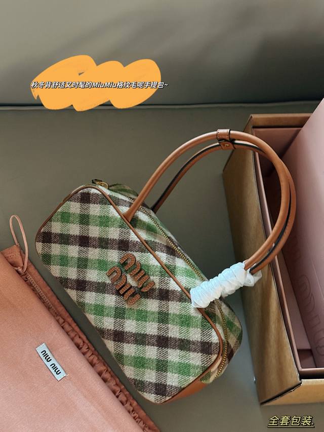 配盒 Size:28*15Cm Miumiu保龄球 公文包 Miu又来抢钱了新款腋下公文包 来咯 ! 背起来都很Nice 哦 可手拎也可斜挎! 出场就是Mium 配盒 Size:28*15Cm Miumiu保龄球 公文包 Miu又来抢钱了新款腋下公文包 来咯 ! 背起来都很Nice 哦 可手拎也可斜挎! 出场就是Mium