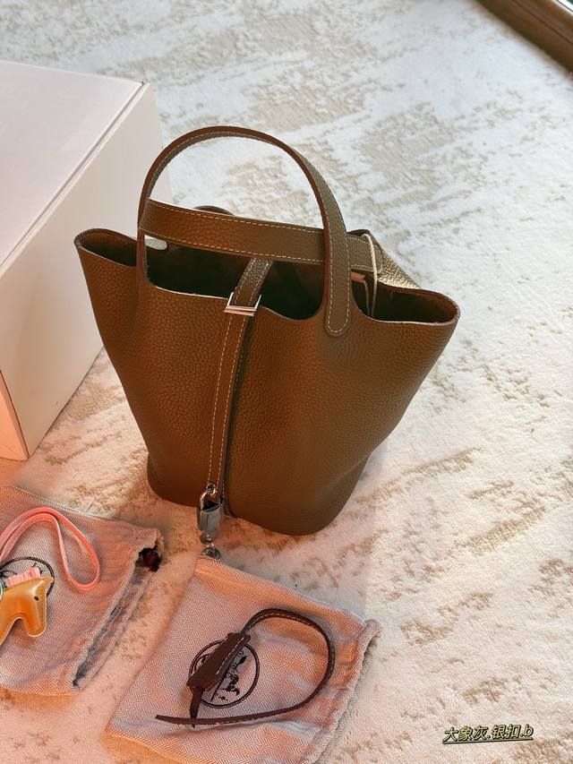 配折叠盒 银扣B Size：18*19Cm 菜篮子-有被温柔到 H家 菜篮子 头层Tc牛皮 油腊线 配送丝巾 配小马 皮质很有质感！有垂度！ 懂货的一定要入哦！