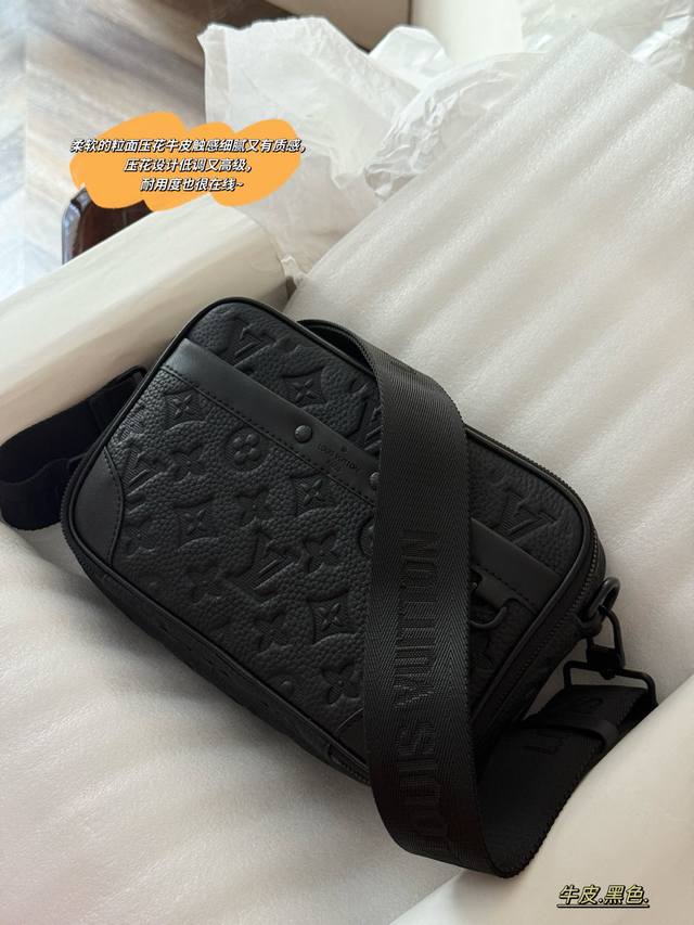 牛皮 配盒 Size:23*13Cm L家 Nano Alpha男土相机包 采用Monogram Empreinte压纹小牛皮,质感细腻耐用 全黑配色+拉链开合 牛皮 配盒 Size:23*13Cm L家 Nano Alpha男土相机包 采用Monogram Empreinte压纹小牛皮,质感细腻耐用 全黑配色+拉链开合