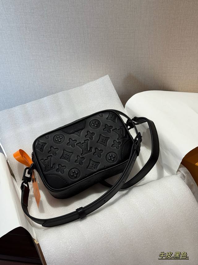 牛皮 配盒 Size:19*13Cm L家 Nano Alpha男土相机包 采用Monogram Empreinte压纹小牛皮,质感细腻耐用 全黑配色+拉链开合 牛皮 配盒 Size:19*13Cm L家 Nano Alpha男土相机包 采用Monogram Empreinte压纹小牛皮,质感细腻耐用 全黑配色+拉链开合