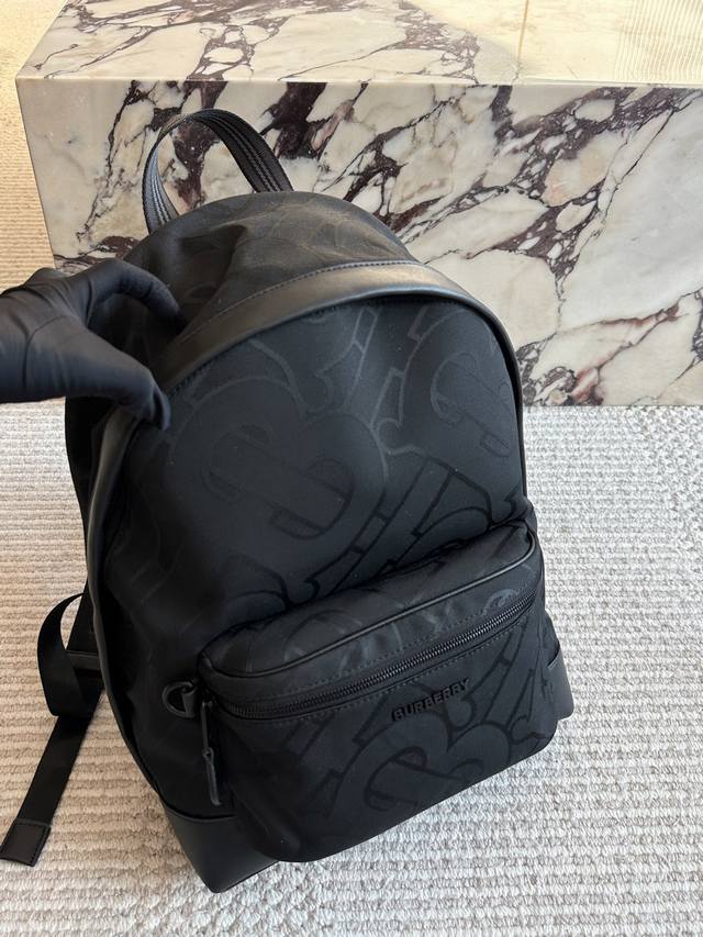 Burberry Tb标识尼龙双肩包,黑色尼龙材质+经典Tb提花,低调又有辨识度+。包身自重轻,容量大,通勤、短途旅行都超实用32×40 Burberry Tb标识尼龙双肩包,黑色尼龙材质+经典Tb提花,低调又有辨识度+。包身自重轻,容量大,通勤、短途旅行都超实用32×40