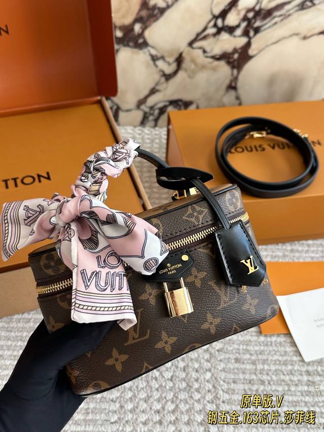 原单版 L家 新品化妆包 真的是太好看了!很小巧精致,放遥遥领先宽度刚刚好,再大一点的手机应该也可以,太适合春夏了!老花搭什么衣服都好看!好看好看好看!喜欢的姐 原单版 L家 新品化妆包 真的是太好看了!很小巧精致,放遥遥领先宽度刚刚好,再大一点的手机应该也可以,太适合春夏了!老花搭什么衣服都好看!好看好看好看!喜欢的姐