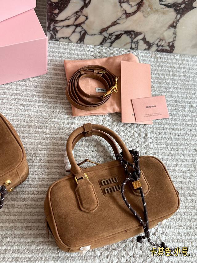 配盒 Size:22*11Cm 27*13Cm Miumiu保龄球 公文包 包包甜度刚好! 很难不爱啊啊! 可手拎也可斜挎 绝对不是小废包哦容量足足的~~ 出场 配盒 Size:22*11Cm 27*13Cm Miumiu保龄球 公文包 包包甜度刚好! 很难不爱啊啊! 可手拎也可斜挎 绝对不是小废包哦容量足足的~~ 出场