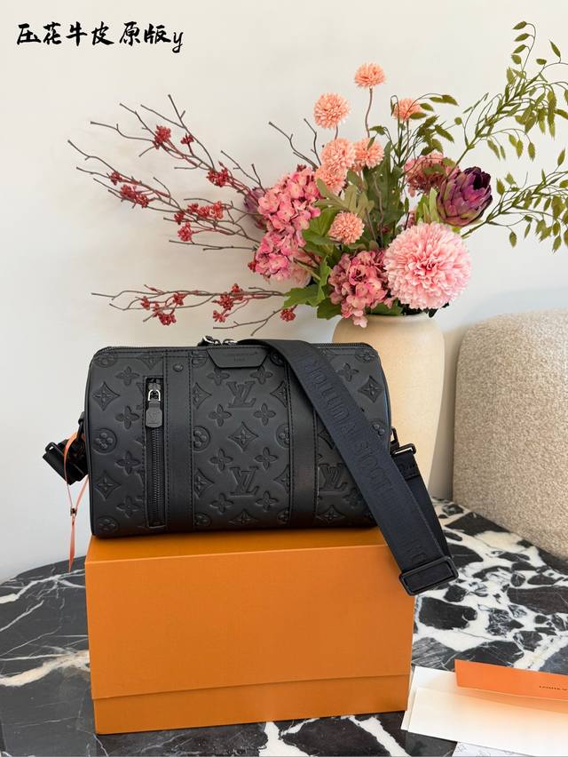 Lv City Keepall黑武士手袋 Lv City Keepall黑武士手袋，型号M26750, 采用 Monogram Shadow压纹皮革，低调又有质