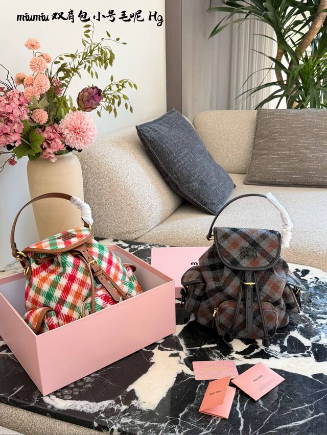 Miu Miu格纹毛呢双肩包 Miu Miu这款格纹毛呢双肩包是秋冬限定,英伦复古格纹+毛呢材质,手感超温暖又时髦+。正面有品牌压纹Logo,辨识度满分22×1 Miu Miu格纹毛呢双肩包 Miu Miu这款格纹毛呢双肩包是秋冬限定,英伦复古格纹+毛呢材质,手感超温暖又时髦+。正面有品牌压纹Logo,辨识度满分22×1