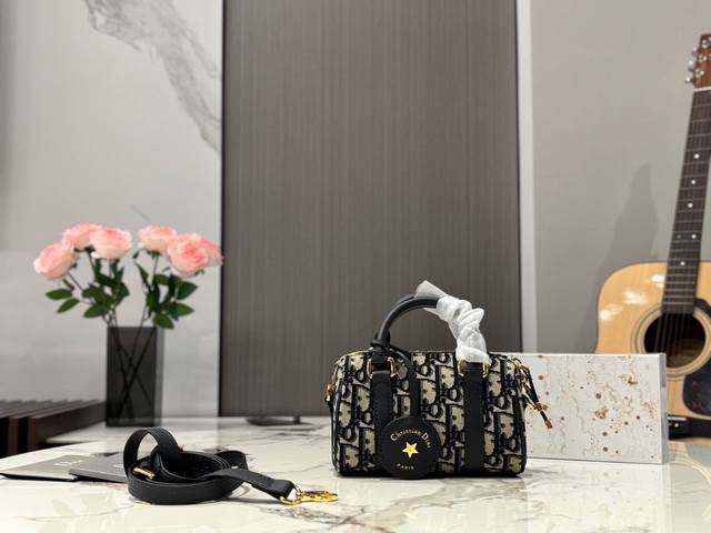 Dior Groove上新啦！！ 波士顿手袋出是50年代末和60年代名流的宠儿，随着生活方式的改变，小号波士顿包型，日常使用也是非常非常实用和时髦的，空间也非常