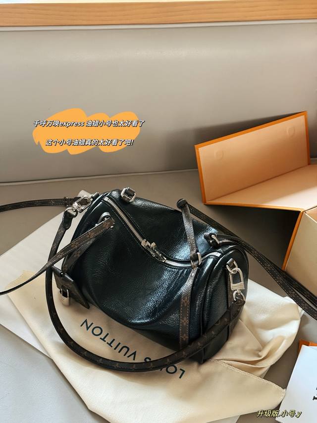 配盒 升级版 Size:25*17Cm L家 Express 新品 小号 油蜡皮! 复古又有质感噻 通勤又实用又时髦 感觉是会越用越爱越好看的包包 包包自重非常 配盒 升级版 Size:25*17Cm L家 Express 新品 小号 油蜡皮! 复古又有质感噻 通勤又实用又时髦 感觉是会越用越爱越好看的包包 包包自重非常