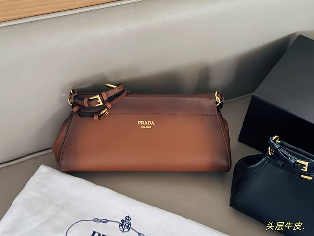 配盒 牛皮 Size：33*15Cm prada包包分享 经典棕色的永恒魅力 渐变棕色复古的刚刚好秋冬大衣首选腋下包