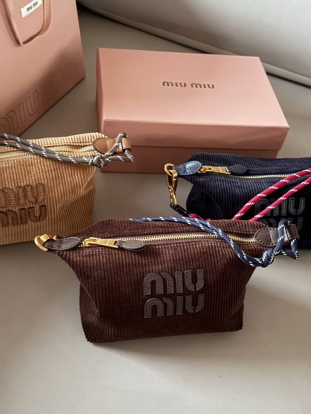 配盒 Size：底宽18*15Cm Miumiu 小饭盒~ 自带冲浪绳！！ Miumiu最新款饭盒包 性价比之王 休闲百搭的饭盒包又来噜