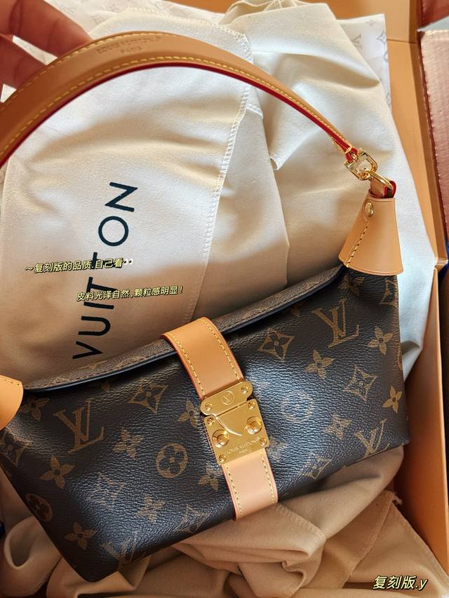 配盒 复刻版 Size:21.5*12Cm L家 新款Mia饺子包 小小饭盒包拿捏 性价比超级高 金色S-Lock磁吸锁扣,开合顺滑不硌手 超轻又能装的腋下饭盒 配盒 复刻版 Size:21.5*12Cm L家 新款Mia饺子包 小小饭盒包拿捏 性价比超级高 金色S-Lock磁吸锁扣,开合顺滑不硌手 超轻又能装的腋下饭盒