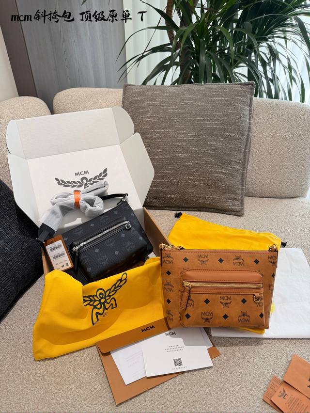 Mcm干邑色Visetos斜挎包 T+ Mcm干邑色Visetos斜挎包，采用经典老花涂层帆布+棕色皮革饰边，简约又有辨识度。尺寸适中，内部多拉链隔层，收纳方便