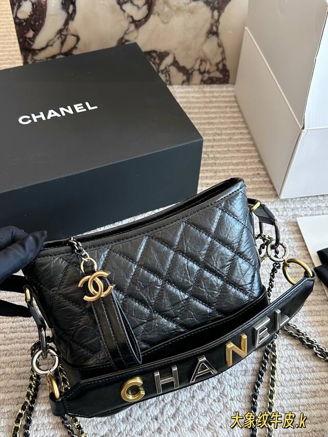 配盒 升级版 配字母肩带 Size：20*15Cm 再次出货 小香家 流浪包 牛皮！ 无敌好搭！！ 搜索流浪包