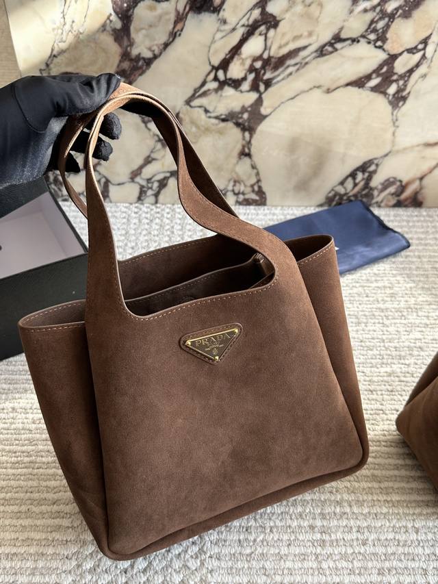 prada洋气单品 菜篮子包 这个系列将是prada接下来一整季的主打款式。prada 手袋的曲线型设计分外醒目，当手包很优雅，时尚百搭！打麻将逛街也很轻便哦！