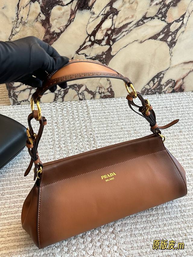 配盒 原版牛皮 Size：38*30Cm prada Hobo中古腋下包 皮质肩带更复古硬挺一些 多了一份随意和简单， 完全的时尚百搭！