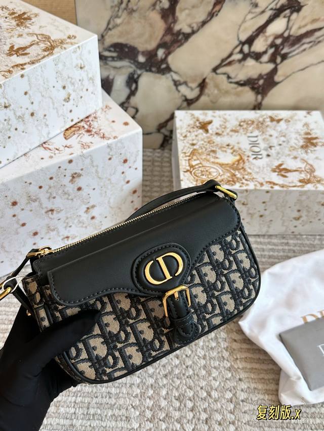 Dior25早秋新款开挂了 好好看 海盐蓝D-Journey 金棕色哑光小牛皮D-Journey 度假风拉满的Caro桶包和竖版土著 还有超级仙气飘飘的新款Di