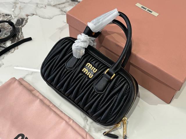 升级版配盒 Size：19Cm 迷你尺寸 Miumiu保龄球包包甜度刚好！ 很难不爱啊啊！ 又奶又千金的感觉！ 可手拎也可斜挎 绝对不是小废包哦容量足足的~~
