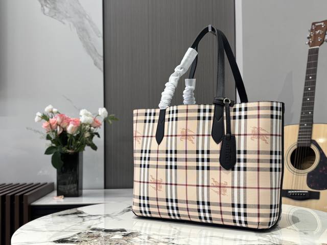 Burberry巴宝莉经典款双面托特包 Burberry巴宝莉双面Tote托特包,经典格纹和黑色两面,上身给人简约利落的感觉 一年四季都能背,百搭又耐看,最主要 Burberry巴宝莉经典款双面托特包 Burberry巴宝莉双面Tote托特包,经典格纹和黑色两面,上身给人简约利落的感觉 一年四季都能背,百搭又耐看,最主要