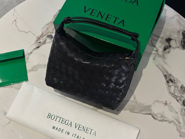 配盒 Size：20*13Cm 今年这个饭盒包真的赢麻了 Bv 的Wallace 谁还没入手真的爱了