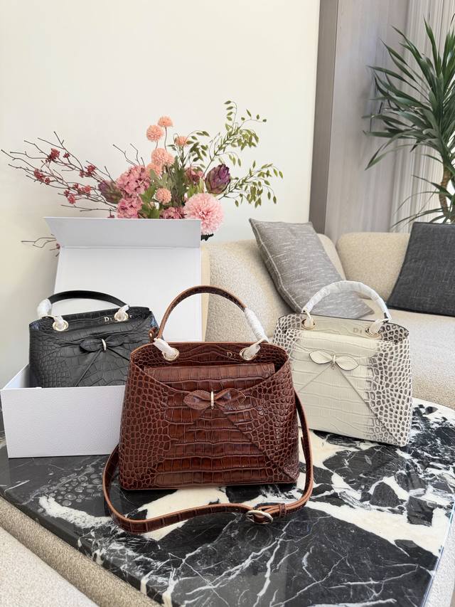 Dior Knot手袋 Dior Knot手袋是Jonathan Anderson担任女装创意总监后推出的首款手袋，采用鳄鱼皮,纹理清晰,质感满分+。包身正面有