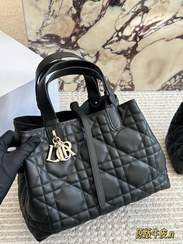 原版牛皮 Size：28*21Cm 24*15Cm D家 超火的Toujours 购物袋 个人觉得 包型真的很耐看！ 又休闲 又优雅！ 现在它很火哦！ 中号 S