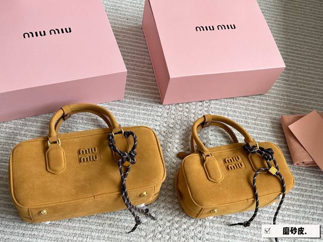 配盒 Size：22*11Cm 27*13Cm Miumiu保龄球 公文包 包包甜度刚好！ 很难不爱啊啊！ 可手拎也可斜挎 绝对不是小废包哦容量足足的~~ 出场