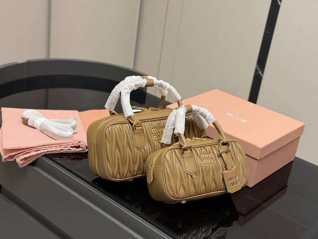 升级版配盒 Size：28*14Cm 23*12Cm Miumiu保龄球 新尺寸 很难不爱啊啊！ 这个尺寸很难不动心哦！ 可手拎也可斜挎 容量足足的~~ 出场就