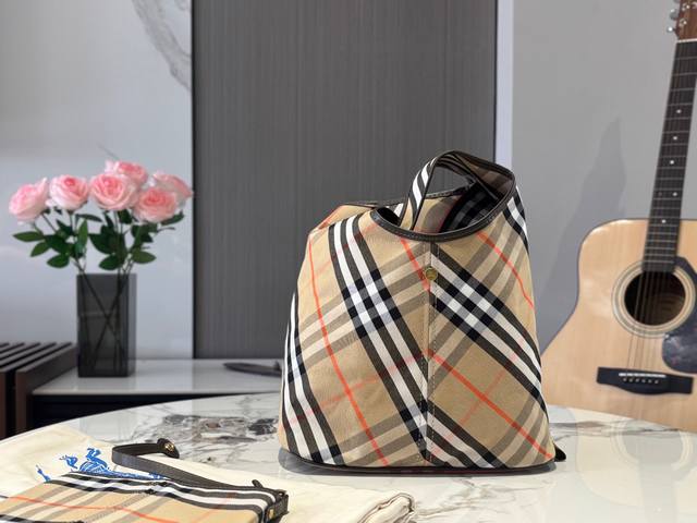 Burberry新款终于出货经典斜格纹太好看了B家最新柔软立挺的肩背包,选用棉质斜纹面料打造。于意大利工坊匠制而成,装饰精纺B家专属格纹。采用无内讨设计,质地轻 Burberry新款终于出货经典斜格纹太好看了B家最新柔软立挺的肩背包,选用棉质斜纹面料打造。于意大利工坊匠制而成,装饰精纺B家专属格纹。采用无内讨设计,质地轻
