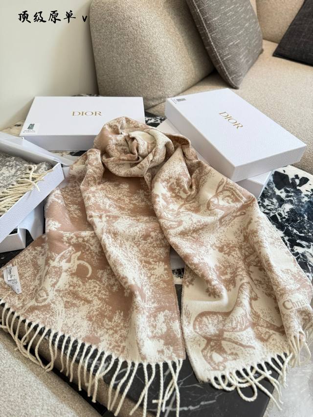 Dior围巾 疯狂心动啦，素雅的粉超好搭～秋冬本命围巾 Sauvage 茹伊印花围巾全新演绎经典图案 采用山羊绒和羊毛混纺面料精心制作， 可系在颈部或披在肩部[