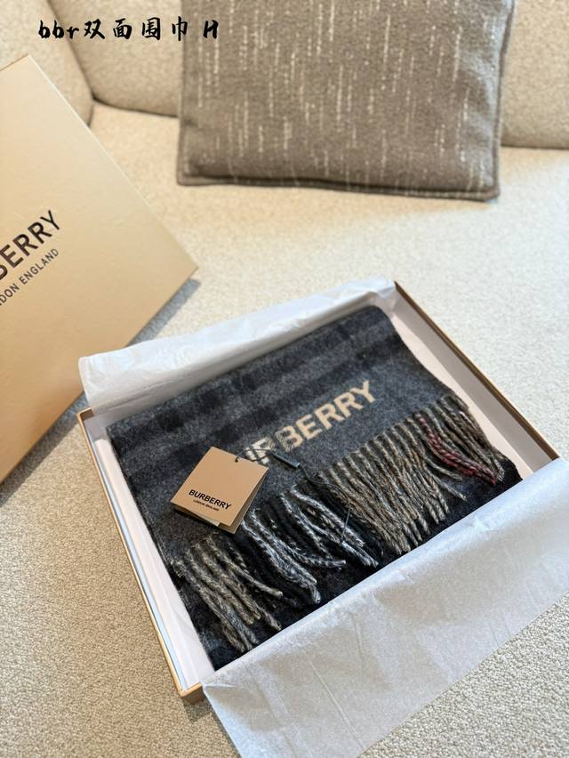 Burberry经典款明星同款驼色格纹羊绒围巾,2025版标,尺寸168*30Cm,官网6260¥p Burberry经典款明星同款驼色格纹羊绒围巾,2025版标,尺寸168*30Cm,官网6260¥p