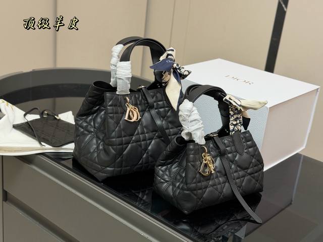 配盒 升级版 Size：30*20Cm 23*15Cm 迪奥 超火的Toujours 购物袋 个人觉得 包型真的很耐看！ 又休闲 又优雅！ 现在它很火哦！ Si