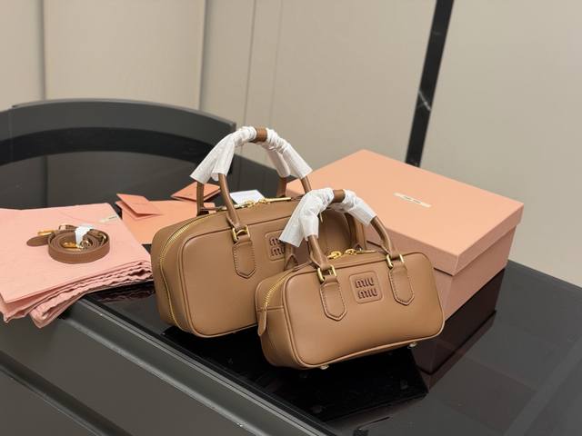 升级版配盒 Size：28*13Cm 23*11Cm Miumiu保龄球 公文包 包包甜度刚好！ 很难不爱啊啊！ 可手拎也可斜挎 绝对不是小废包哦容量足足的~~