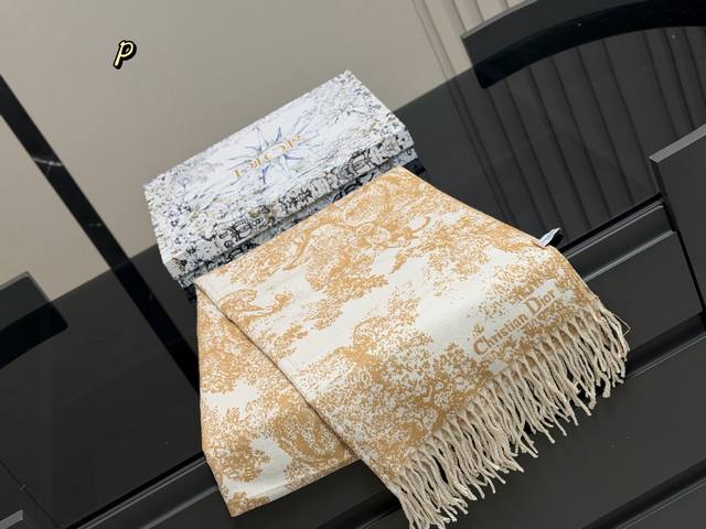 配盒 降温啦需要羊绒披肩！ Size：200*40Cm Dior 迪奥新款羊绒围巾 这季的新款围巾， 真的是用心了呢！ 触感真的能感觉到春日阳光般的温暖...