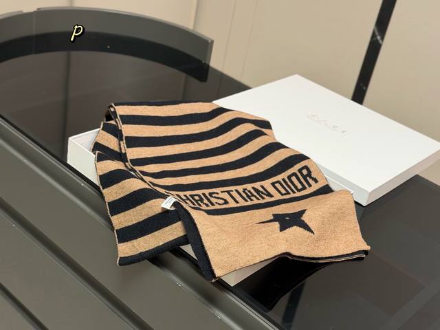 配盒 降温啦需要羊绒披肩！ Size：180*30Cm Dior 迪奥新款羊绒围巾 这季的新款围巾， 真的是用心了呢！ 触感真的能感觉到春日阳光般的温暖...