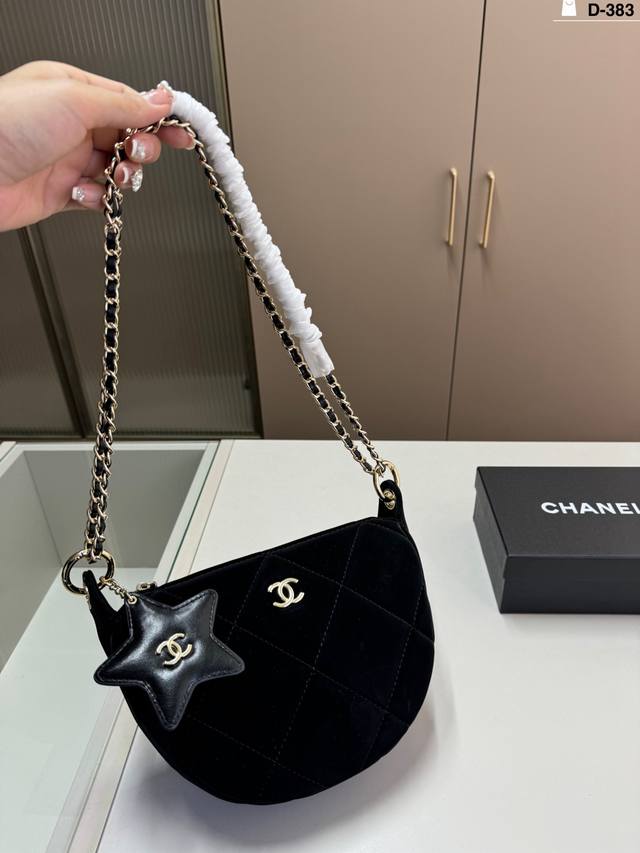 D-383尺寸23×15折叠盒 Chanel 25N滑雪系列五角星月牙包，轻盈柔软，菱格纹+金属链条，优雅又实用。半月形包型，配可调节链条，手提、单肩、斜挎都O