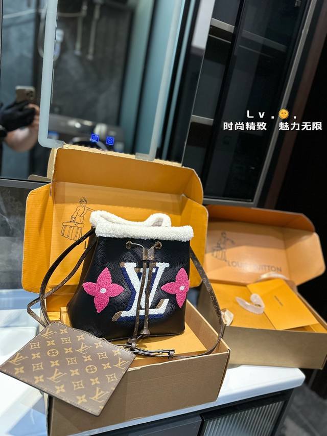 现货现货 泰迪熊系列水桶包 此款水桶质感软 尺寸25*24Cm