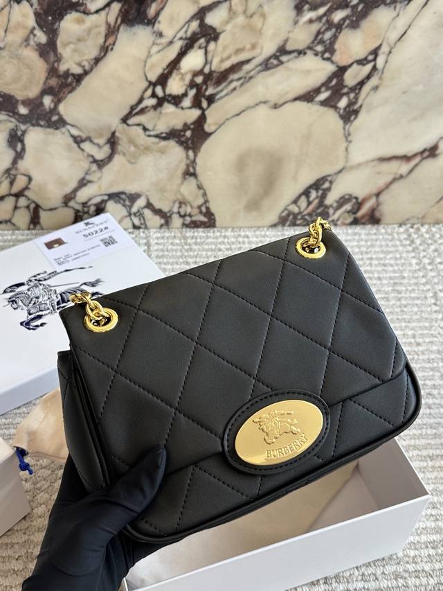 奶Fufu的梦中情包 Burberry Stran Dburberry Strand小牛皮质感绝了,柔软又细腻,干干净净温柔又高级,一整个爱住!绗缝设计加上手绘 奶Fufu的梦中情包 Burberry Stran Dburberry Strand小牛皮质感绝了,柔软又细腻,干干净净温柔又高级,一整个爱住!绗缝设计加上手绘