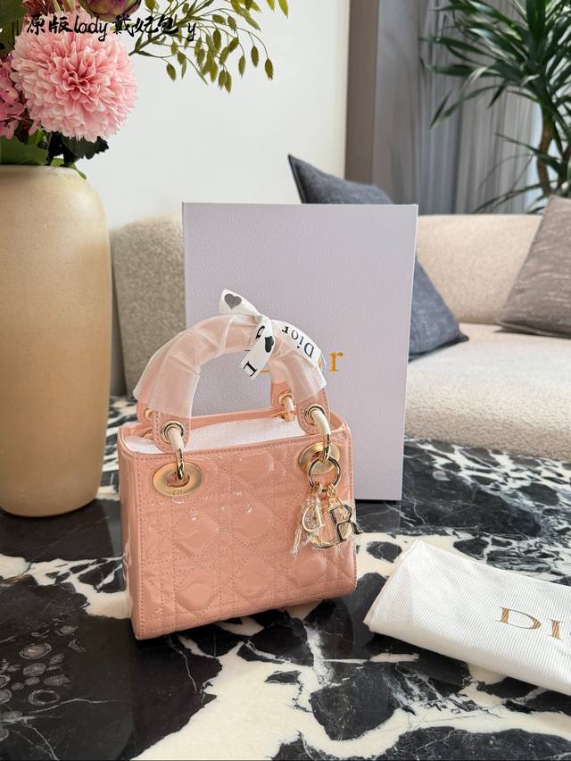 Dior三格漆皮戴妃包 Dior经 典L Ady Dior三格漆皮戴妃包，漆皮+淡金配件，低调奢华+。藤格纹缉面线工艺，立体感满满。尺寸约17X15X7Cm，配