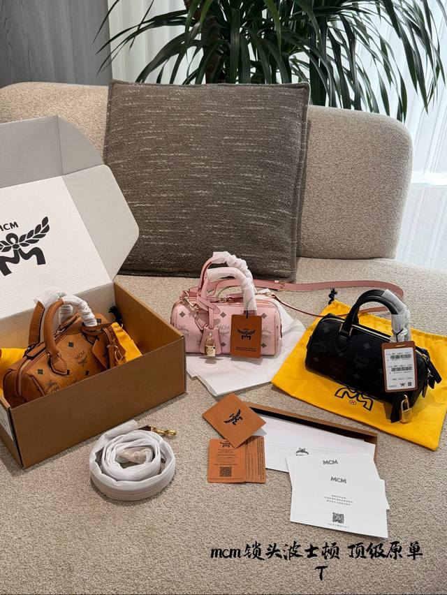 Mcm迷你波士顿包 Mcm迷你波士顿包，Visetos老花涂 层帆布+干邑皮革饰边，金色锁扣超有辨识度+。尺寸19X11X8Cm,小巧轻便，通勤出行都很适合。肩