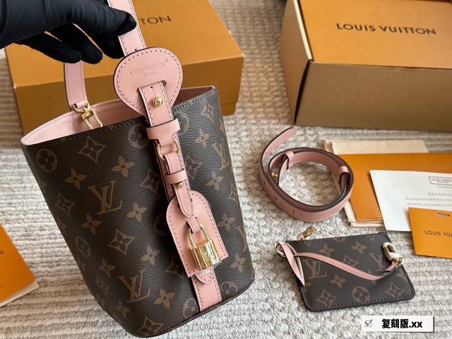 钢五金 Lv All In Bb百变小水桶也太可爱了吧一款包包，三种造型，能手拎单肩斜挎 怎么会有这么可爱的包包呢 包身硬挺不至于软塌没型 随手往桌子上面一放，