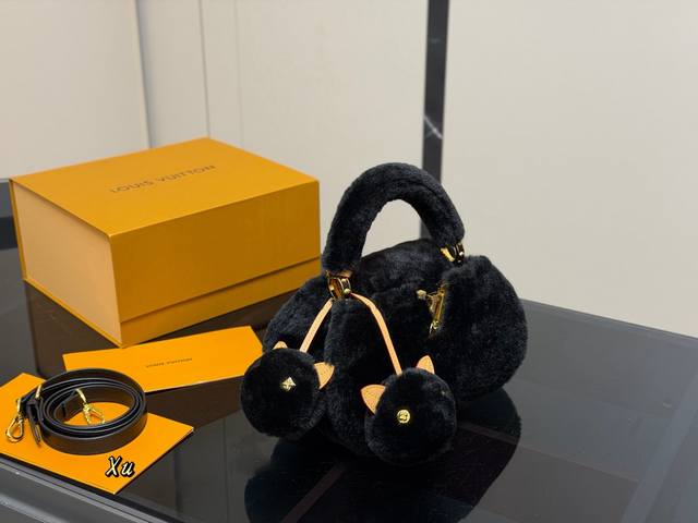 配折叠盒 Size 20.14Cm Lv Capucines手袋 全粒纹Taurillon牛皮裁制 感觉低调 但有奢华质感 ！！