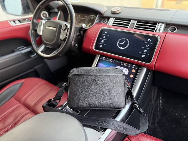 高端货 新款 “ Louis Vuitton ”Lv单肩包 路易威登牛皮单肩斜挎包 可调节肩带磁吸扣开合 粒面软皮 头层牛皮 单肩斜挎包 男款 黑色 超高清五金