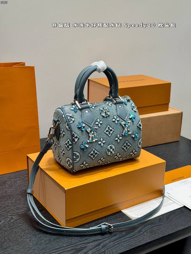 礼盒包装 升级版！原版水洗牛仔布 Lv新款 牛仔贴钻枕头包Speedy20 这款Lv丹宁牛仔贴钻枕头包，采用经典Monogram老花牛仔布，点缀精致蓝钻，奢华感